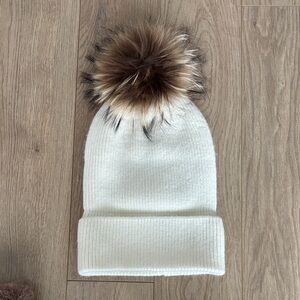 Cozy White Knit hat with détachable fur pom pom